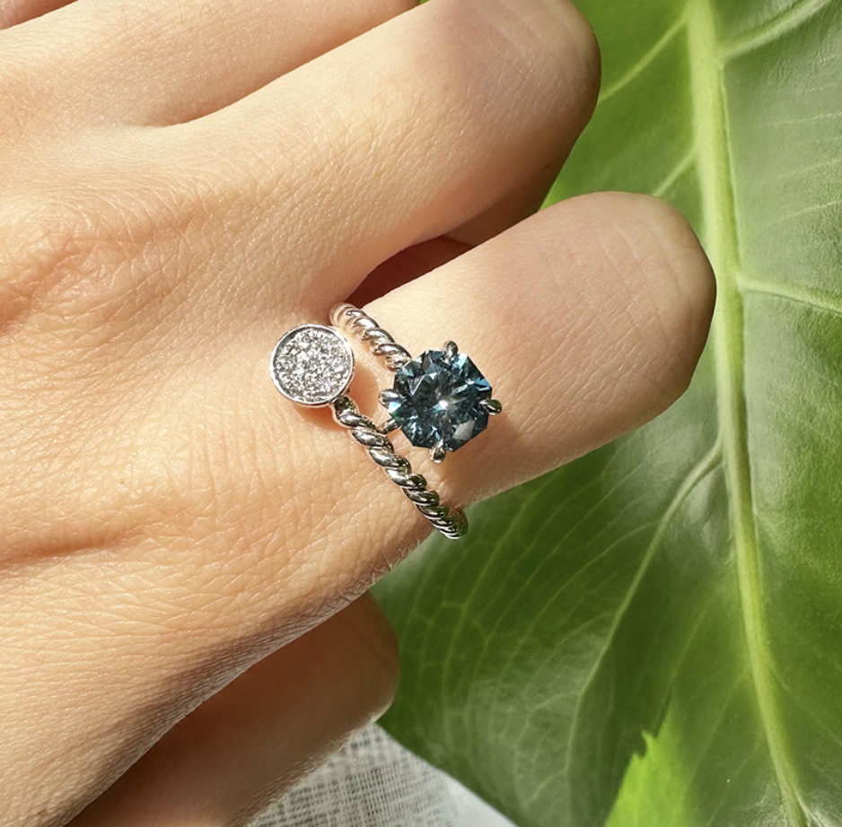 Unique Single Sapphire and 7 little Diamond